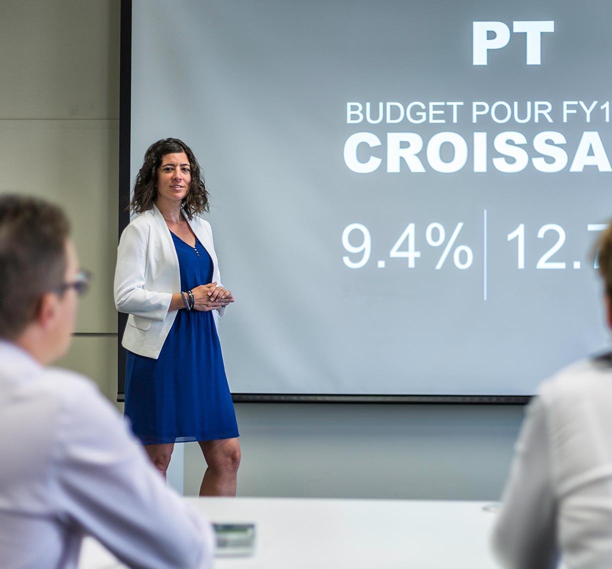 Équipier présentant des données financières